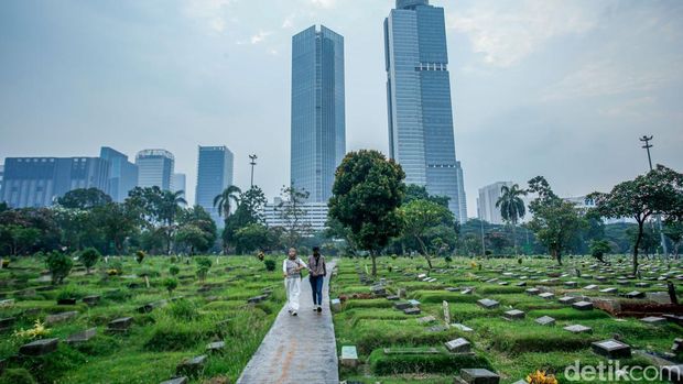 Warga melintas di TPU Menteng Pulo, Jakarta, Senin (27/10/2025). Dari 80 tempat pemakaman umum (TPU) yang tersebar di lima wilayah Jakarta, 69 di antaranya sudah penuh. Kondisi ini membuat sebagian besar TPU hanya melayani sistem pemakaman tumpang atau makam keluarga.