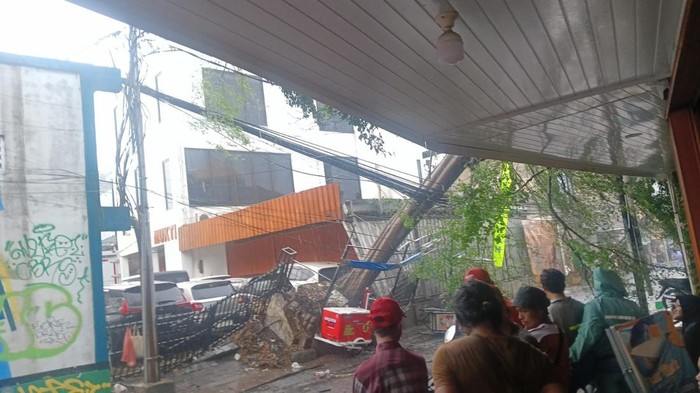 Lalu lintas Jalan Mawar Ciputat ditutup sementara imbas tiang listrik roboh akibat pohon tumbang. Lalu lintas Jalan Mawar Ciputat ditutup sementara imbas tiang listrik roboh akibat pohon tumbang.