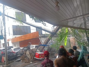 Tiang Listrik Roboh, Lalin Jalan Mawar Ciputat Ditutup Sementara