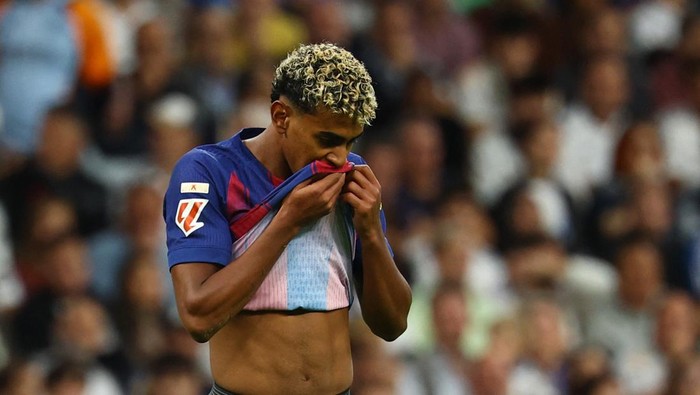 Lamine Yamal, Barcelona Soccer Football - LaLiga - Real Madrid v FC Barcelona - Santiago Bernabeu, Madrid, Spain - October 26, 2025 FC Barcelonas Lamine Yamal looks dejected REUTERS/Susana Vera