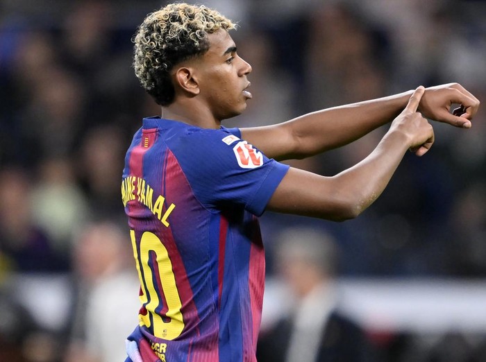 MADRID, SPAIN - OCTOBER 26: Lamine Yamal of Barcelona during La Liga week 10 football match between Real Madrid and Barcelona at Santiago Bernabeu Stadium in Madrid, Spain on October 26, 2025. (Photo by Burak Akbulut/Anadolu via Getty Images)