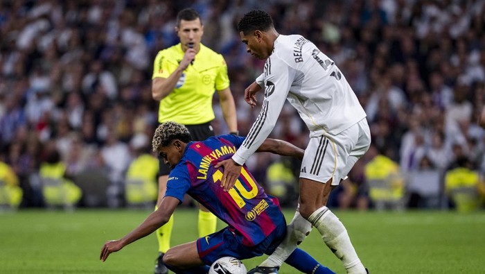 lamine yamal jude bellingham el clasico real madrid vs barcelona laliga liga spanyol Lamine Yamal of FC Barcelona is in action with the ball, defended by Jude Bellingham of Real Madrid, during the LaLiga EA Sports football match between Real Madrid CF and FC Barcelona at Estadio Santiago Bernabeu in Madrid, Spain, on October 26, 2025. (Photo by Alberto Gardin/NurPhoto via Getty Images)
