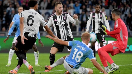 ROME, ITALY - OCTOBER 26: Gustav Isaksen of SS Lazio compete for the ball with Teun Koopmeiners and Mattia Perin during the Serie A match between SS Lazio and Juventus FC at Stadio Olimpico on October 26, 2025 in Rome, Italy. (Photo by Marco Rosi - SS Lazio/Getty Images)