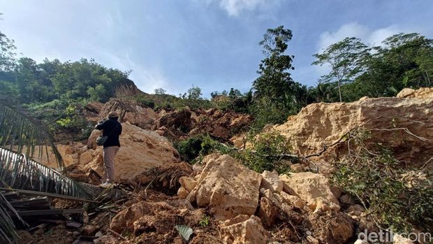 Longsor di Banyumas Material longsor batu kapur yang menimbun rumah milik Aris di Desa Darmakradenan, Kecamatan Ajibarang, Kabupaten Banyumas, Senin (27/10/2025).