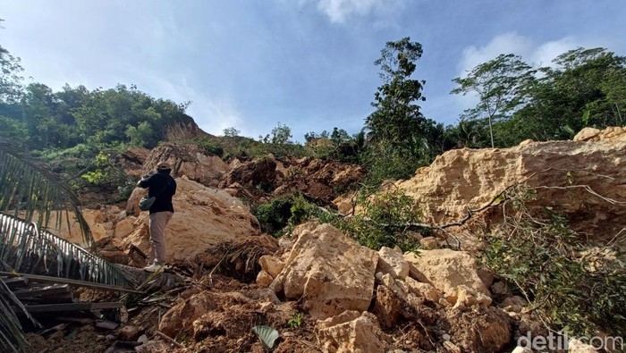 Longsor di Banyumas Material longsor batu kapur yang menimbun rumah milik Aris di Desa Darmakradenan, Kecamatan Ajibarang, Kabupaten Banyumas, Senin (27/10/2025).