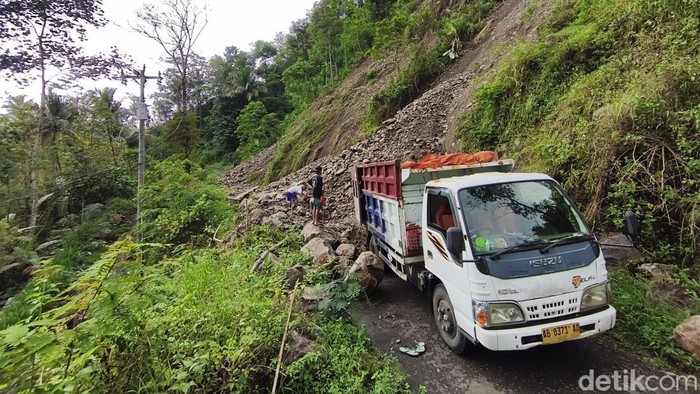 Longsor Kulon Progo Kondisi longsor yang menutup akses jalan kabupaten di Sokomoyo, Jatimulyo, Girimulyo, Kulon Progo, Senin (27/10/2025).