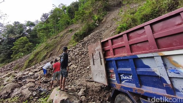 Longsor Kulon Progo Material longsor menutup jalan di Kulon Progo, Senin (27/10/2025).