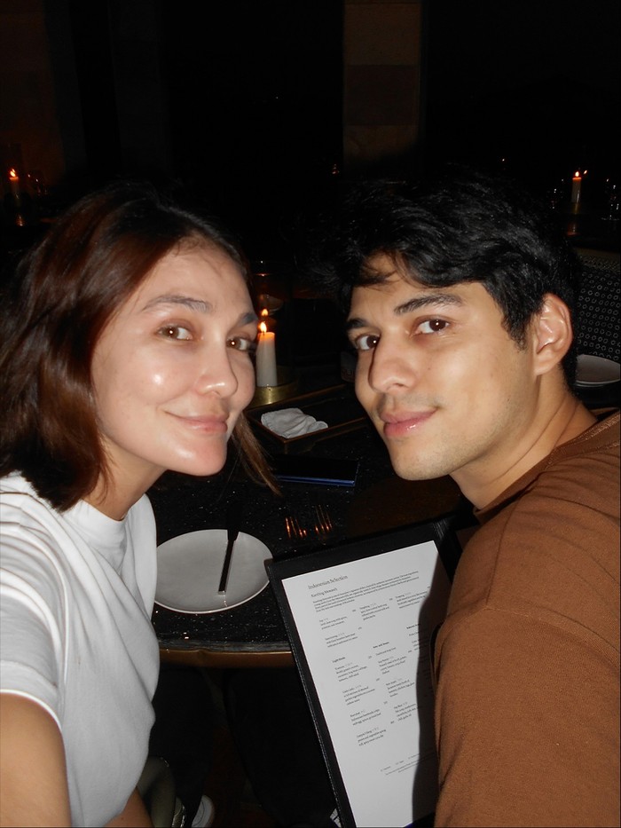 Luna Maya di Candi Borobudur Luna Maya di Candi Borobudur