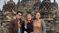 Mengenakan sandal upanat, mereka bertiga berfoto di puncak Candi Borobudur.