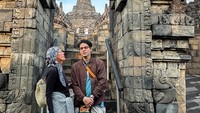 Tak hanya liburan bersama suaminya Maxime Bouttier, ibunda Luna Maya juga ikut menikmati megahnya Candi Borobudur.