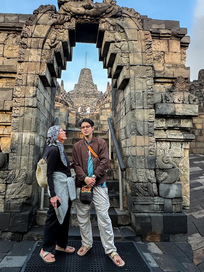 Luna Maya di Candi Borobudur Luna Maya di Candi Borobudur