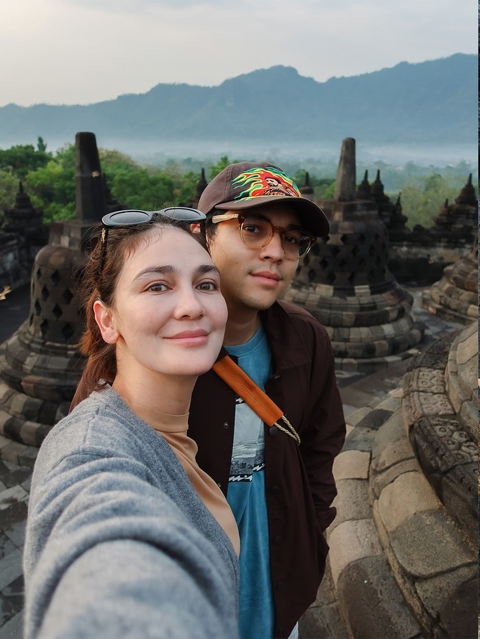 Luna Maya di Candi Borobudur Luna Maya di Candi Borobudur
