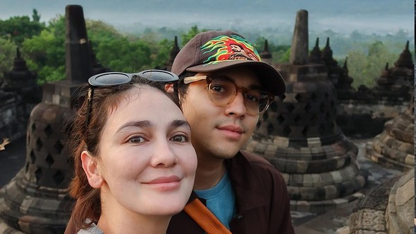 Foto Serasi Luna Maya dan Maxime Liburan ke Candi Borobudur