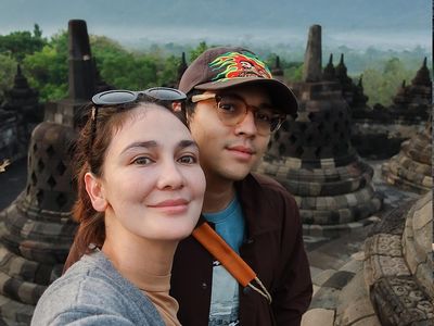 Foto Serasi Luna Maya dan Maxime Liburan ke Candi Borobudur