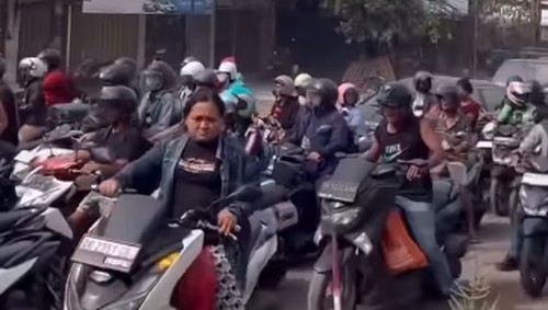 Tangkapan layar kemacetan parah di Simpang Jalan Teuku Umar Barat-Jalan Gunung Salak, Denpasar, Senin (27/10/2025).