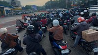 Macet Parah di Pondok Cabe Tangsel, Banyak Pemotor Pilih Putar Balik Macet Parah di Pondok Cabe Tangsel, Banyak Pemotor Pilih Putar Balik