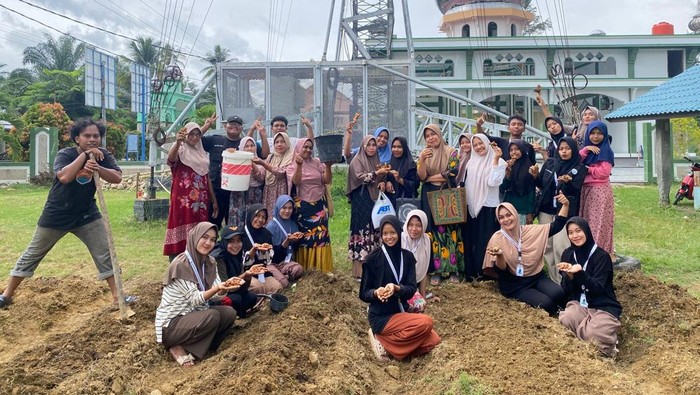 Mahasiswa UNIKI melaksanakan konservasi TOGA di Bireuen. (Dok UNIKI)