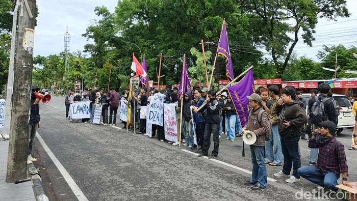 Mahasiswa UNM menggelar aksi demo terkait kasus dugaan pelecehan seksual oleh oknum dosen berinisial K terhadap mahasiswa di kampus. Mahasiswa UNM menggelar aksi demo terkait kasus dugaan pelecehan seksual oleh oknum dosen berinisial K terhadap mahasiswa di kampus.