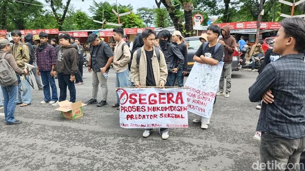 Mahasiswa UNM menggelar aksi demo terkait kasus dugaan pelecehan seksual oleh oknum dosen berinisial K terhadap mahasiswa di kampus. Mahasiswa UNM menggelar aksi demo terkait kasus dugaan pelecehan seksual oleh oknum dosen berinisial K terhadap mahasiswa di kampus.