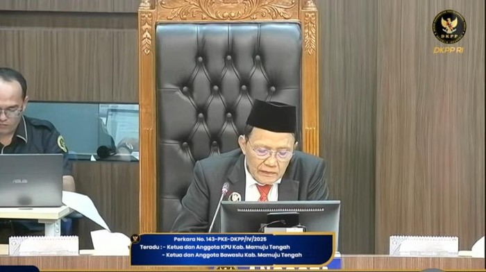 Majelis sidang kode etik DKPP saat membacakan putusan. Majelis sidang kode etik DKPP saat membacakan putusan.