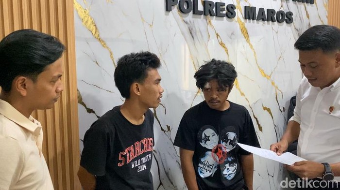 Empat remaja di Maros ditangkap karena membawa busur panah dan badik. Mereka terancam 10 tahun penjara atas pelanggaran Undang-Undang Darurat.