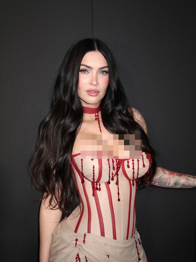 Megan juga mengaku memahami karaker Jennifer yang mengalami transformasi supernatural yang di luar kendalinya. “Sebelum dia menjadi monster, dia hanyalah seorang gadis remaja yang dikorbankan demi keuntungan orang lain. Dan hal itu sangat berkesan karena itulah yang aku alami... Aku masuk ke industri ini, aku berusia 19 tahun ketika membuat film besar pertama, dan itu, aku rasa, merefleksikan kembali energi yang ada di dalam diriku,” kata Megan. Foto: Instagram @justinemarjan