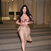 Dress tersebut tak hanya menonjolkan bentuk tubuh seksinya setelah tujuh bulan melahirkan tapi juga sesuai dengan tema film dan nuansa Halloween mendatang. Foto: Instagram @diggzy