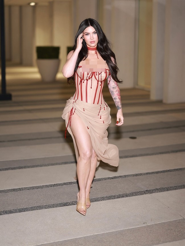 Oh, aku tidak tahu apakah aku bisa memberikan nasihat pada diriku sendiri. Aku pikir di mana aku berada pada saat itu dalam hidupku, begitu tersesat, begitu penuh dengan kemarahan yang aku miliki terhadap bagaimana aku diperlakukan di industri ini dan bagaimana aku menghadapi ketenaran dan terus menurus… pada saat itu, sebelum kami mulai syuting,” ujarnya dilansir Page Six. Foto: Instagram @diggzy