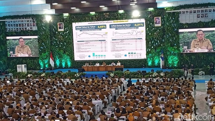Mendagri Tito Karnavian saat memimpin Rakor bersama dengan Sekda dan Bappeda seluruh Indonesia di Kampus IPDN Mendagri Tito Karnavian saat memimpin Rakor bersama dengan Sekda dan Bappeda seluruh Indonesia di Kampus IPDN