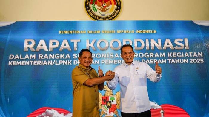 Mendagri Tito Kumpulkan Pemda se-Indonesia, Inflasi Jadi Sorotan Utama Menteri Dalam Negeri Tito Karnavian (tengah) memimpin rapat koordinasi pengendalian inflasi di Balairung Kampus IPDN, Kabupaten Sumedang, Jawa Barat, Senin (27/10/2025). Kementerian Dalam Negeri menggelar rapat koordinasi pengendalian inflasi bersama Sekertaris Daerah (Sekda) dan Badan Perencanaan Pembangunan Daerah (Bappeda) dari seluruh Indonesia sebagai forum strategis untuk memperkuat sinergi antara pemerintah pusat dan Pemda dalam menyusun, melaksanakan, dan mengevaluasi program prioritas pembangunan nasional dan daerah. ANTARA FOTO/Raisan Al Farisi/nym.