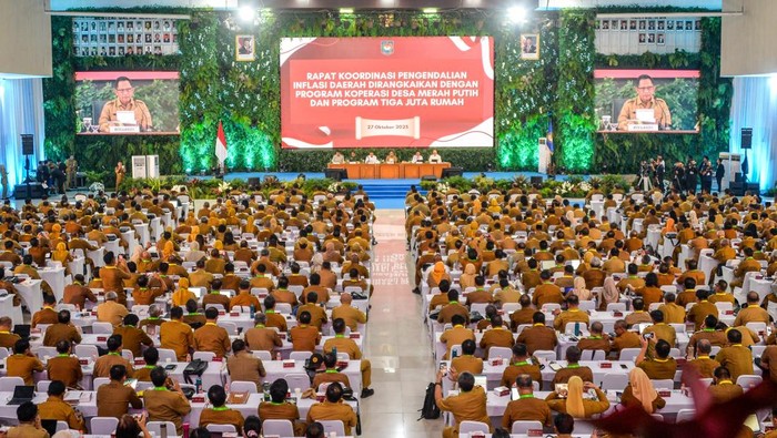 Menteri Dalam Negeri Tito Karnavian (tengah) memimpin rapat koordinasi pengendalian inflasi di Balairung Kampus IPDN, Kabupaten Sumedang, Jawa Barat, Senin (27/10/2025). Kementerian Dalam Negeri menggelar rapat koordinasi pengendalian inflasi bersama Sekertaris Daerah (Sekda) dan Badan Perencanaan Pembangunan Daerah (Bappeda) dari seluruh Indonesia sebagai forum strategis untuk memperkuat sinergi antara pemerintah pusat dan Pemda dalam menyusun, melaksanakan, dan mengevaluasi program prioritas pembangunan nasional dan daerah. ANTARA FOTO/Raisan Al Farisi/nym.