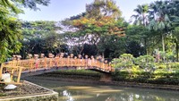 Taman Menteng di Bintaro, Tangerang Selatan (Tangsel) bisa menjadi alternatif healing dan me time dalam waktu singkat. Ada banyak spot bengong di sini, salah satunya di jembatan orange (dok. Qonita Hamidah/detik travel) Taman Menteng di Bintaro, Tangerang Selatan (Tangsel) bisa menjadi alternatif healing dan me time dalam waktu singkat. Ada banyak spot bengong di sini, salah satunya di jembatan orange (dok. Qonita Hamidah/detik travel)