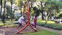 Ruang terbuka hijau ini tentunya menyediakan banyak wahana bagi keluarga menghabiskan waktu bersama dalam berbagai kegiatan fisik, piknik bareng, atau kulineran di kafe sekitar taman (dok. Qonita Hamidah/detik travel) Ruang terbuka hijau ini tentunya menyediakan banyak wahana bagi keluarga menghabiskan waktu bersama dalam berbagai kegiatan fisik, piknik bareng, atau kulineran di kafe sekitar taman (dok. Qonita Hamidah/detik travel)