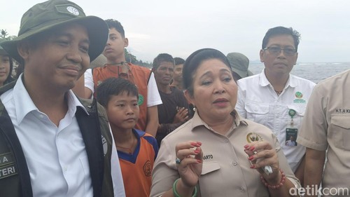 Menteri Kehutanan (Menhut) Raja Juli Antoni ketika dijumpai di Pantai Saba, Gianyar, Bali pada Senin (27/10/2025). (Ni Made Lastri Karsiani Putri-detikBali)