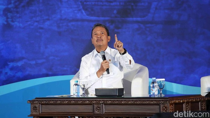 Menteri Kelautan dan Perikanan Sakti Wahyu Trenggono menjadi  pembicara saat sesi talkshow dalam acara Opening Capacity Building Kampung Nelayan Merah Putih di kawasan Kantor Kementerian Kelautan dan Perikanan, Senin (27/10/2025). Dalam sesi talksho