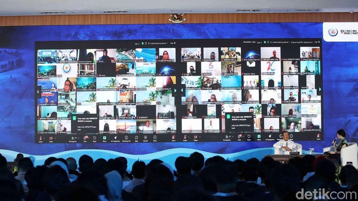 Menteri KKP Dorong Penguatan Ekonomi Pesisir Lewat Kampung Nelayan Merah Putih Menteri Kelautan dan Perikanan Sakti Wahyu Trenggono menjadi  pembicara saat sesi talkshow dalam acara Opening Capacity Building Kampung Nelayan Merah Putih di kawasan Kantor Kementerian Kelautan dan Perikanan, Senin (27/10/2025). Dalam sesi talkshow ini, Trenggono berharap agar Kampung Nelayan Merah Putih ini menerapkan nilai nilai kepimpinan, pemberdayaan ekonomi serta penguatan  kelembagaan dan peningkatan kapasitas masyarakat pesisir.