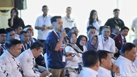 Peserta talkshow berdiskusi aktif mengenai penguatan kelembagaan masyarakat pesisir. Program ini menjadi wadah berbagi ide dan praktik antar komunitas nelayan.