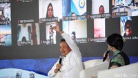 Menteri Trenggono berdialog dengan peserta saat sesi talkshow Kampung Nelayan Merah Putih. Ia mendorong peningkatan kapasitas dan kemandirian komunitas nelayan.