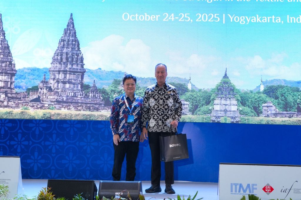 Menteri Perindustrian Agus Gumiwang Kartasasmita berfoto bersama Ketua Umum API, Jemmy Kartiwa pada kegiatan ITMF (International Textile Manufacturers Federation) & IAF (International Apparel Federation) World Fashion Convention Annual Conference 2025 di Yogyakarta, Jumat (24/10/2025). Menteri Perindustrian Agus Gumiwang Kartasasmita berfoto bersama Ketua Umum API, Jemmy Kartiwa pada kegiatan ITMF (International Textile Manufacturers Federation) & IAF (International Apparel Federation) World Fashion Convention Annual Conference 2025 di Yogyakarta, Jumat (24/10/2025). (Dok. Kemenperin)