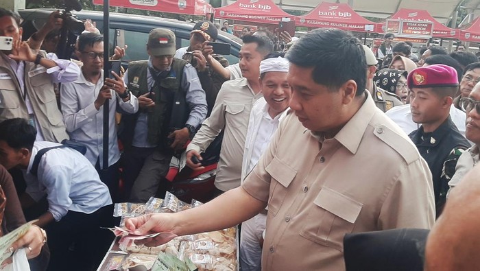 Menteri Perumahan dan Kawasan Permukiman Maruarar Sirait saat berbelanja jajanan UMKM di Plaza Pemda Karawang Menteri Perumahan dan Kawasan Permukiman Maruarar Sirait saat berbelanja jajanan UMKM di Plaza Pemda Karawang