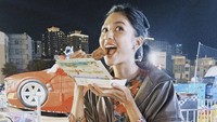 Masih di Taiwan, istri Deva Mahendra ini lagi-lagi pamer sedang makan jajanan kaki lima khas sana. Sepertinya Mikha makan hidangan ayam goreng Taiwan ya? Foto: Instagram @miktambayong Masih di Taiwan, istri Deva Mahendra ini lagi-lagi pamer sedang makan jajanan kaki lima khas sana. Sepertinya Mikha makan hidangan ayam goreng Taiwan ya? Foto: Instagram @miktambayong