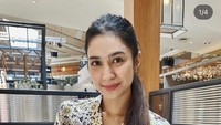 Artis 31 tahun juga pernah merayakan ulang tahun di salah satu restoran populer nih. Kue yang disiapkan sederhana saja, hanya satu slice chocolate cake yang diberi lilin kecil dan tulisan ‘Happy Birthday Mikha.’ Foto: Instagram @miktambayong Artis 31 tahun juga pernah merayakan ulang tahun di salah satu restoran populer nih. Kue yang disiapkan sederhana saja, hanya satu slice chocolate cake yang diberi lilin kecil dan tulisan ‘Happy Birthday Mikha.’ Foto: Instagram @miktambayong