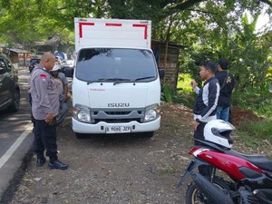 Mobil Curian Ditinggal di Jalanan Depok, Warga Lihat Sopir Kabur Naik Motor