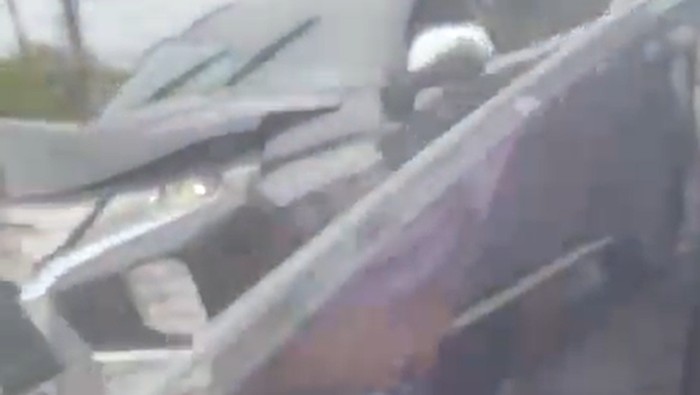 Pajero Tabrak Pembatas Jalan Flyover di Depan DPRD Sulsel, Lalin Tersendat