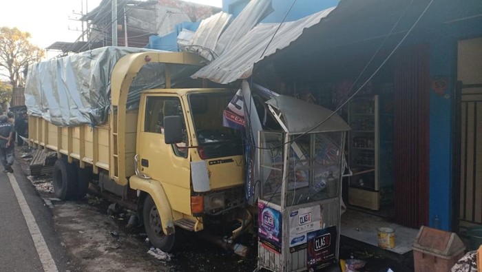 Mobil Truk menabrak mobil hingga rumah warga di Jalan Moh Hatta Mobil Truk menabrak mobil hingga rumah warga di Jalan Moh Hatta
