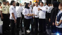 KKP optimistis Kampung Nelayan Merah Putih akan menjadi pusat pertumbuhan ekonomi baru di kawasan pesisir. Transformasi ini diharapkan membuka peluang kerja, meningkatkan pendapatan nelayan, sekaligus menjaga keberlanjutan sumber daya laut Indonesia.