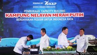 Menteri Kelautan dan Perikanan Sakti Wahyu Trenggono meresmikan Program Kampung Nelayan Merah Putih (KNMP) dalam gelaran Opening Capacity Building di kawasan Kantor KKP, Jakarta, Senin (27/10/2025).