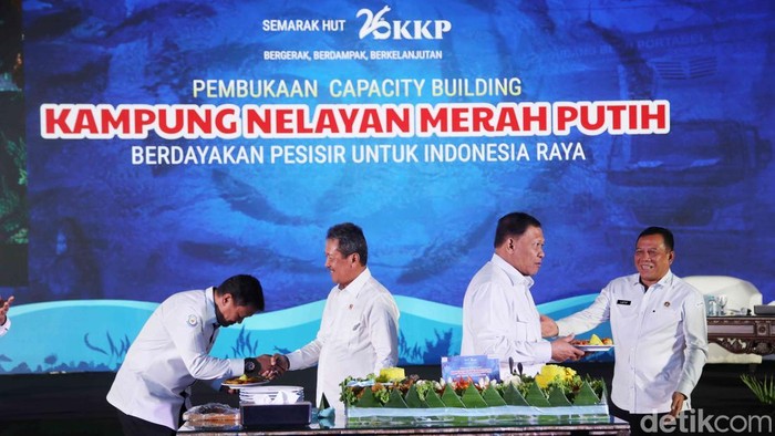 Menteri Kelautan dan Perikanan Sakti Wahyu Trenggono hadir dalam acara Opening Capacity Building Kampung Nelayan Merah Putih di kawasan Kantor Kementerian Kelautan dan Perikanan, Senin (27/10/2025).