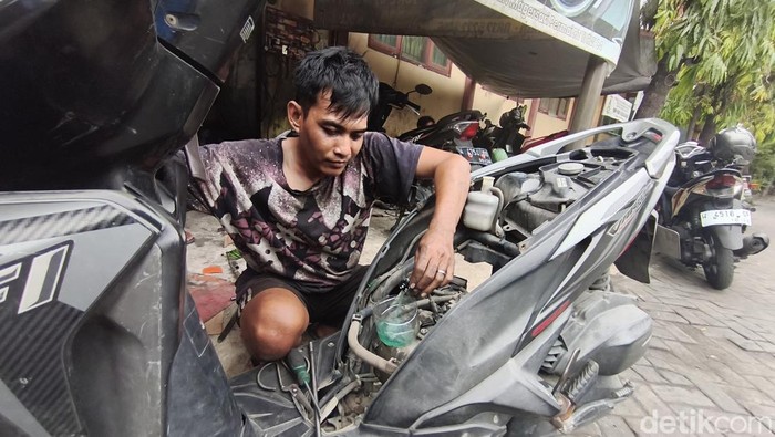 Montir salah satu bengkel di Sidoarjo yang menangani puluhan motor matik bermasalah diduga gegara BBM Pertalite. Montir salah satu bengkel di Sidoarjo yang menangani puluhan motor matik bermasalah diduga gegara BBM Pertalite.