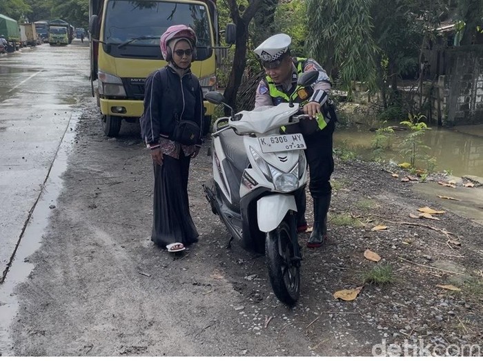 Motor mogok usai melewati jalan Pantura Pati yang kebanjiran, Senin (27/10/2025). Motor mogok usai melewati jalan Pantura Pati yang kebanjiran, Senin (27/10/2025).
